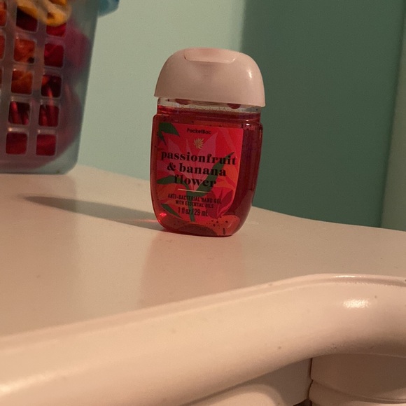 Bath and Body Works hand sanitizer 2 pack - Picture 3 of 4